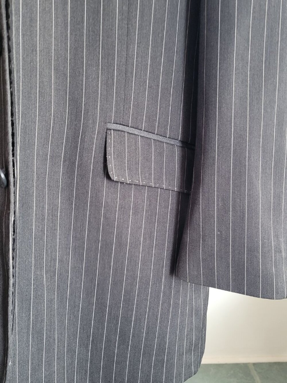 J Ferrar of Italy 3-Piece Charcoal Pinstripe Suit (Size: 42 R /35 W) - Picture 14 of 15